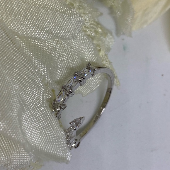 Adjustable Crystal Ring - [JW-124] - Picture 4 of 8